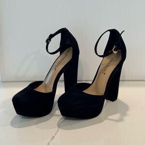 Black heel, size 6